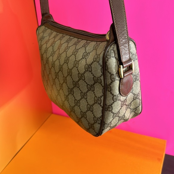 Gucci GG logo crossbody bag a beautiful and clean Gucci bag - Picture 13 of 17